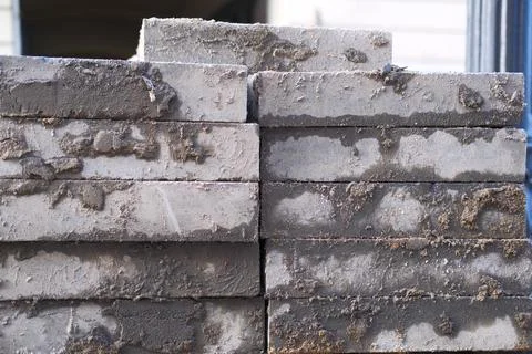 Stack of used or weathered concrete blocks, pavers or bricks Foto stock