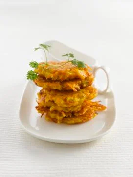 Stack of veggie burger with parsley on plate, close up Foto stock