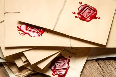 Stack of vintage envelopes with red sealant Foto stock