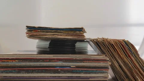 Stack of vinyl records that vary in height in a loopable timelapse Stock-Footage 100012830