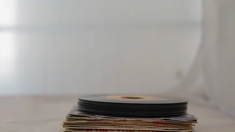Stack of vinyl records that vary in height in a loopable timelapse Vídeo Stock 100014600