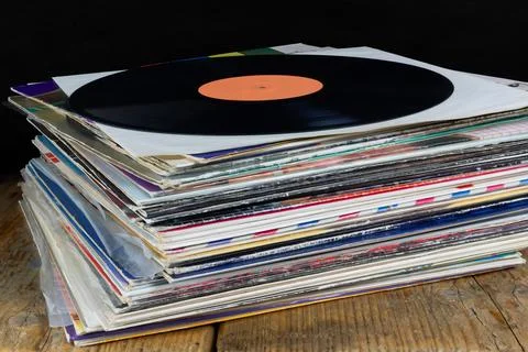 Stack of Vinyl Records on Wooden Surface Foto stock