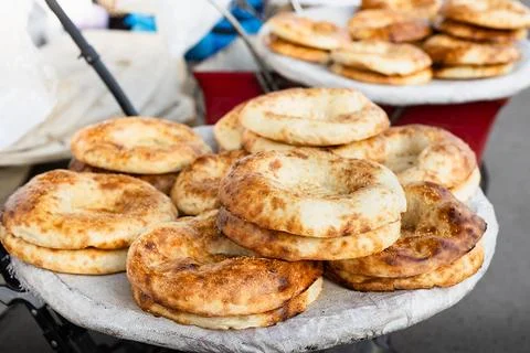 Stack of warm sesame round breads on market cart at Siab bazaar, closeup, tex Stock-Fotos