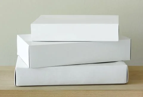 Stack of white cardboard package box mockup on wooden table Foto stock