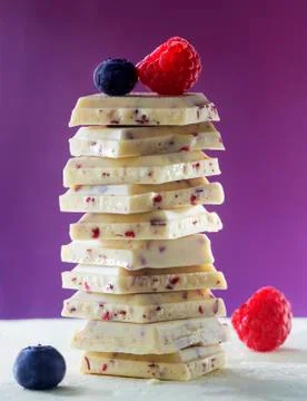 Stack of white chocolate with the raspberries and blueberries 库存照片