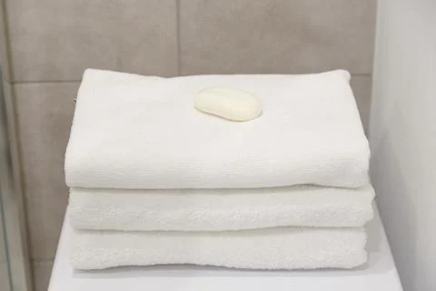 Stack of white clean towels on table in bathroom Foto stock