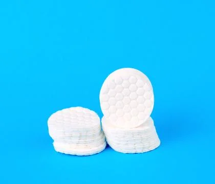 Stack of white cotton round discs for cosmetic procedures Stock-Fotos