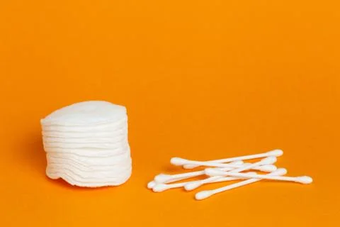 Stack of white cotton sponge pads and swabs with copyspace Foto stock