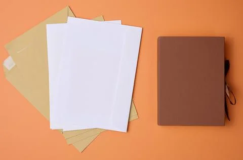 Stack of white envelopes on orange background, top view Foto stock