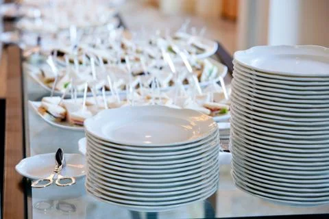 A stack of white plates on banquet table Foto stock