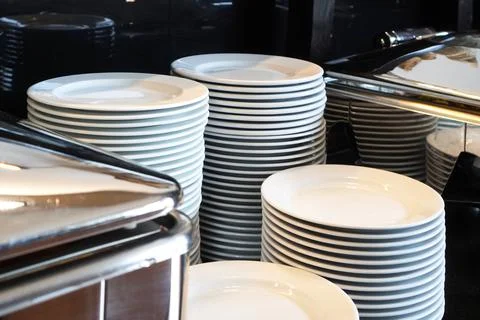 Stack of white plates in a restaurant Stock-Fotos