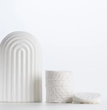 Stack of white round cotton cosmetic pads on the table Foto stock