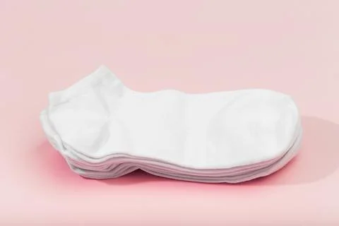Stack of white socks on pink background - Imagr Foto stock