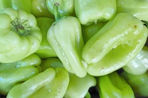 Stack of White sweet pepper on a market stall Foto stock