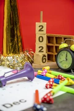 Stack of wooden cubes with the number 2026 with an alarm clock, plastic hor.. Fotos de archivo