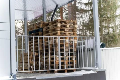 Stack of Wooden Pallets Arranged for Shipment at Store Unloading Area Foto stock