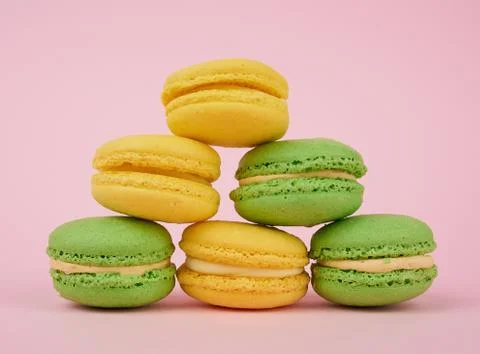 Stack of yellow and green round almond flour cakes macarons with cream Fotos Stock