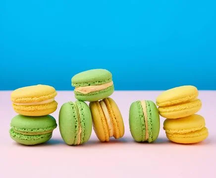 Stack of yellow and green round almond flour cakes macarons with cream on ... Stockfoto's