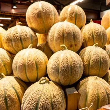 Stack of yellow melons under indoor light Foto stock