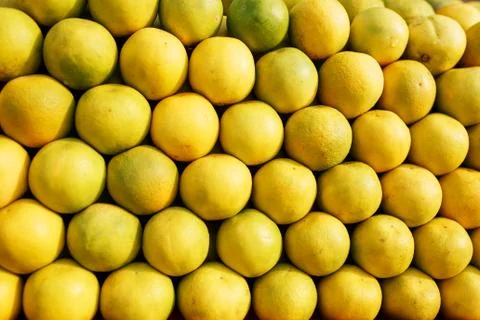 A stack of yellow ripe and sweet lines on the whole screen on the market. Lim Foto stock