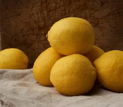 Stack of yellow round lemons on a gray textile napkin Stockfoto's