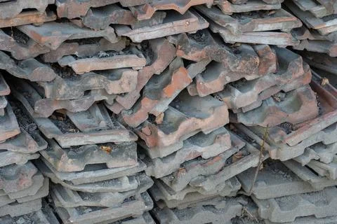 Stacked building materials showcasing a rustic texture in an outdoor storag.. Foto stock