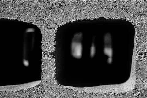 Stacked cinder blocks laying so that the other side is visible through the grid Stockfoto's