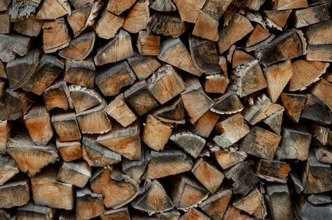 Stacked Firewood Creating a Rustic Background Foto stock