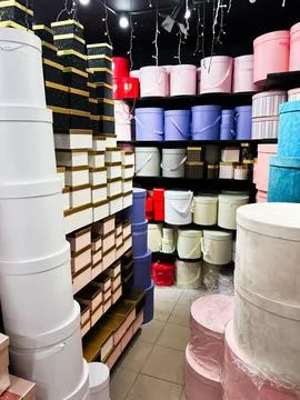 Stacked gift boxes of various shapes in a retail display setting Stockfoto's