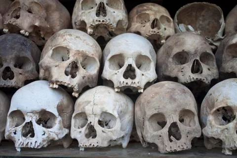 Stacked human skulls at the Killing Fields of Choeung Ek, Cambodia Foto stock