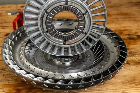 Stacked metallic automatic transmission torque converter turbine components.. 스톡 사진
