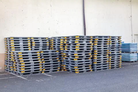 Stacked pallets in a warehouse yard Stock-Fotos