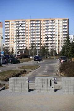 Stacked pavement bricks on a footpath under construction with a  building in the Stockfoto's