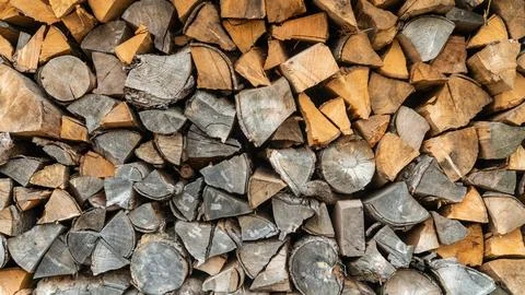 Stacked split firewood logs, full frame wood texture Fotos de archivo
