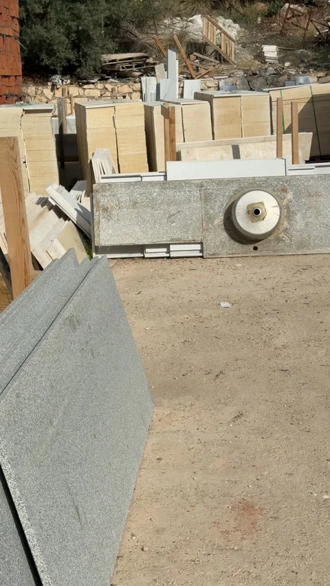 Stacked stone slabs and bricks in outdoor construction material yard backgrou Vídeo Stock 330069195