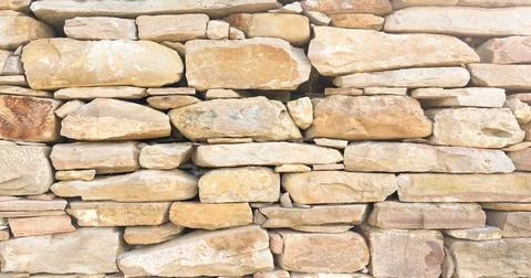 Stacked stone wall background horizontal. White stone tile texture brick w... Foto stock