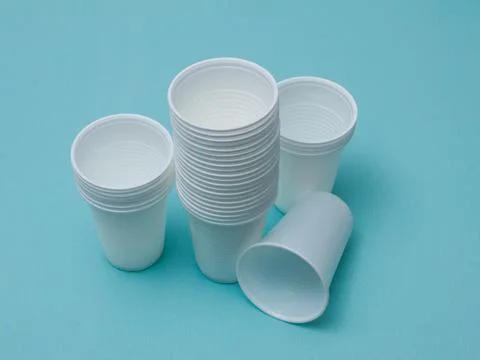 Stacked White Plastic Cups Concept for Single Use Waste Foto stock