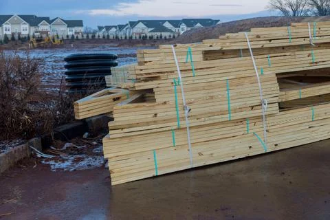 Stacked wooden building materials a stack of boards wood frame and beam const Fotos de archivo