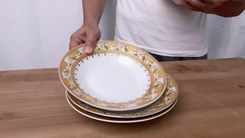 Stacking Ceramic Plates on the Table Vidéo 345587525