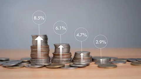 Stacking coins different height with percentage for interest rates from dif.. Foto stock