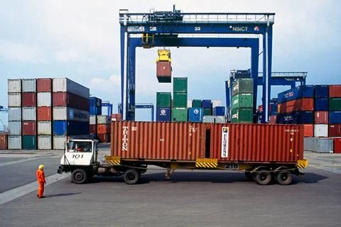 Stacking containers at JNPT container yard, Nhava Sheva, Navi Mumbai, Indi... Foto stock
