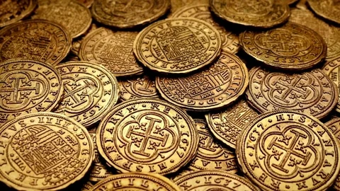 Stacking gold coin in treasure sack lot of at black background, Money stack for Vídeos de archivo 334027823