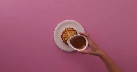 Stacking a pancake and pouring dulce de leche Stock Footage 132148718