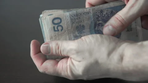 Stacking paper banknotes into one bundle. Polish paper money. Vídeo Stock 194764487