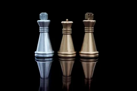 Stacking Piece of chess, king and queen with reflection glass on black backgr Fotos Stock