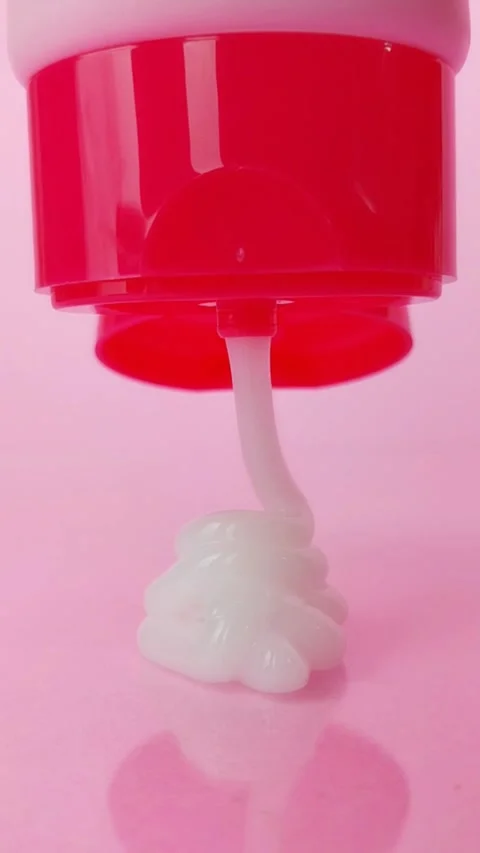 Stacking white serum on top of more serum creating a textured mound. Isolat.. Vídeos de archivo 330749478