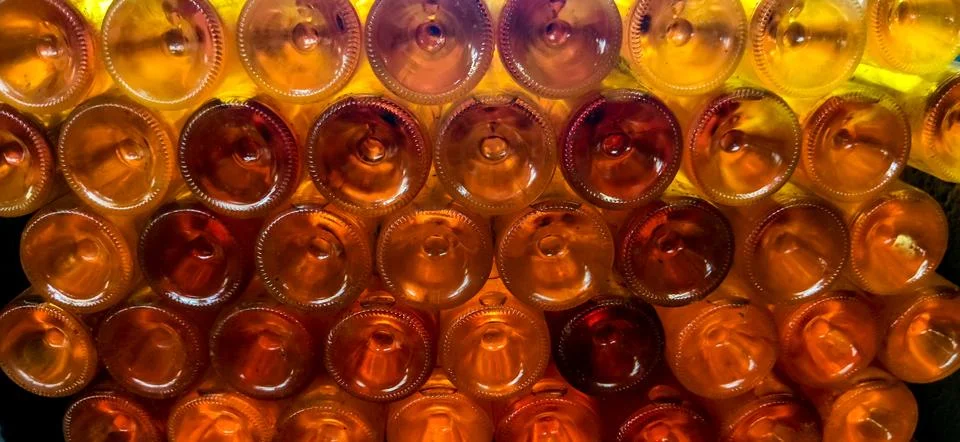 Stacking wine bottles creating amber pattern in la rioja Stockfoto's
