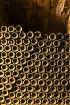 Stacking wine bottles in old dusty cellar for aging Foto stock
