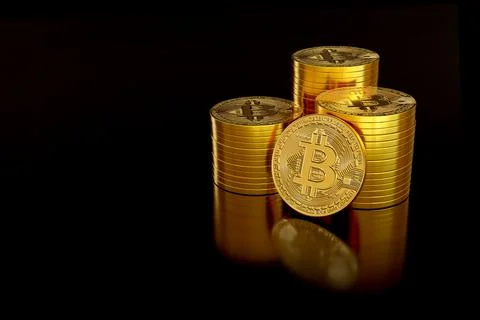 Stacks of bitcoin isolated on a black background. 3d illustration. Illustrazione stock