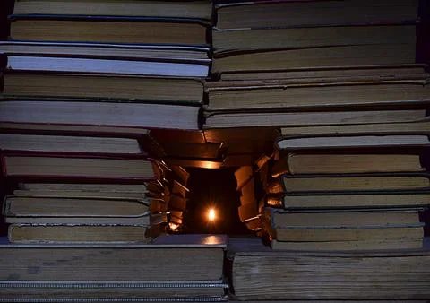 Stacks of books and a light source behind them. Foto stock